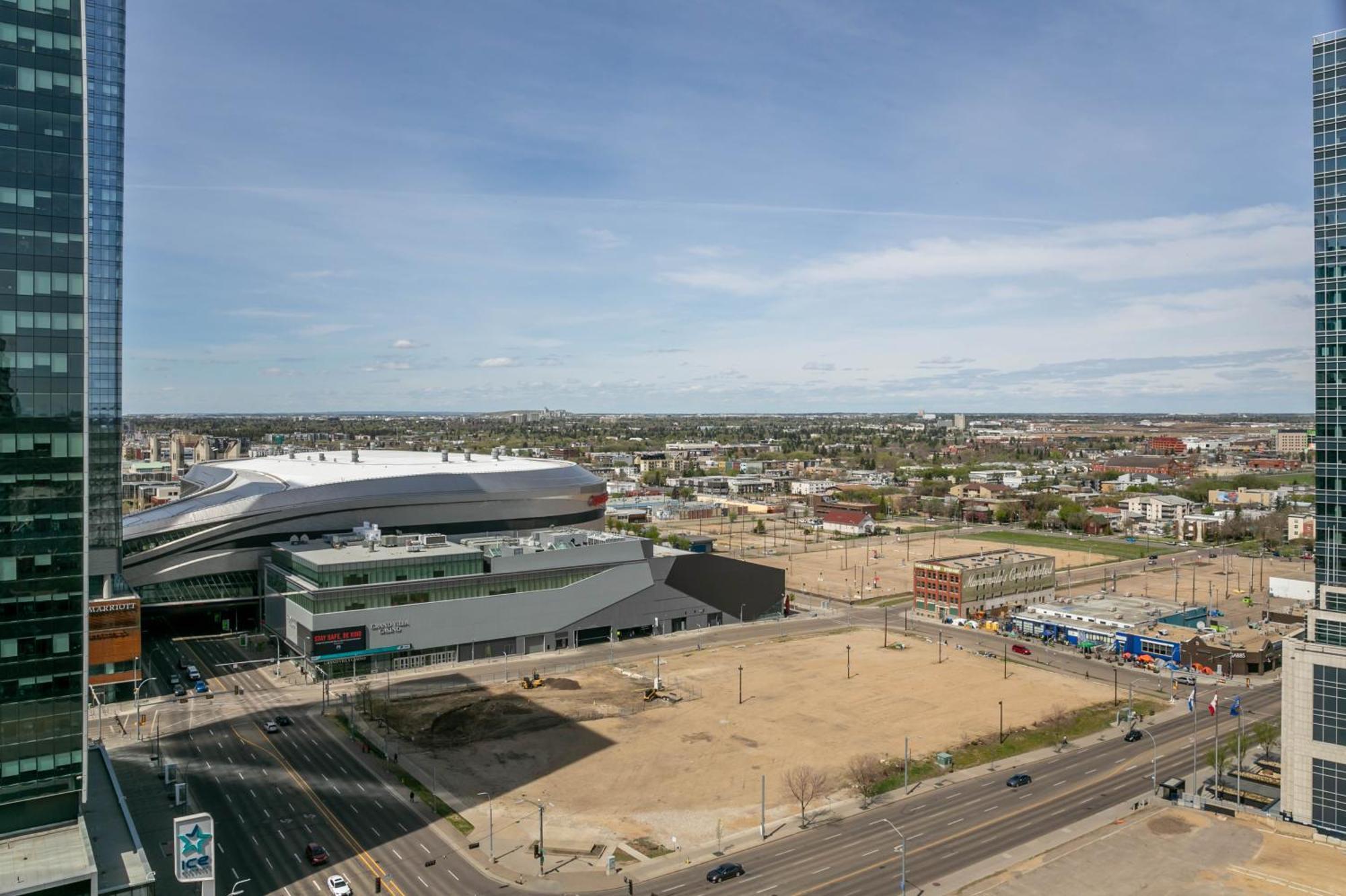 Appartamento Rustic & Rogers Place, Free Parking! Edmonton Esterno foto